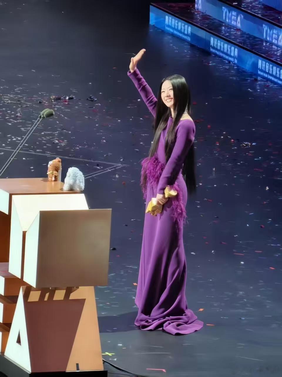 单依纯二封内地最佳女歌手没有华丽辞藻，只有纯粹声线。她用一首首作品，撕掉标签，