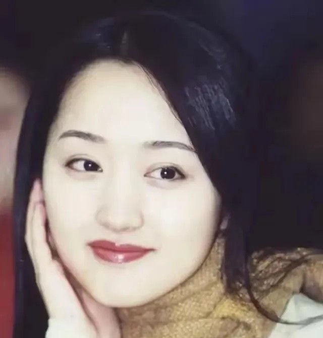 说实话，楚铃和杨钰莹差不了多少。楚铃身高168，比岗岗小25岁，颜值中上，