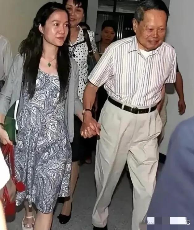 杨振宁,每天那么劳累,忧国忧民,可为啥还能这样长寿?我总结了一下,应该是以下三点