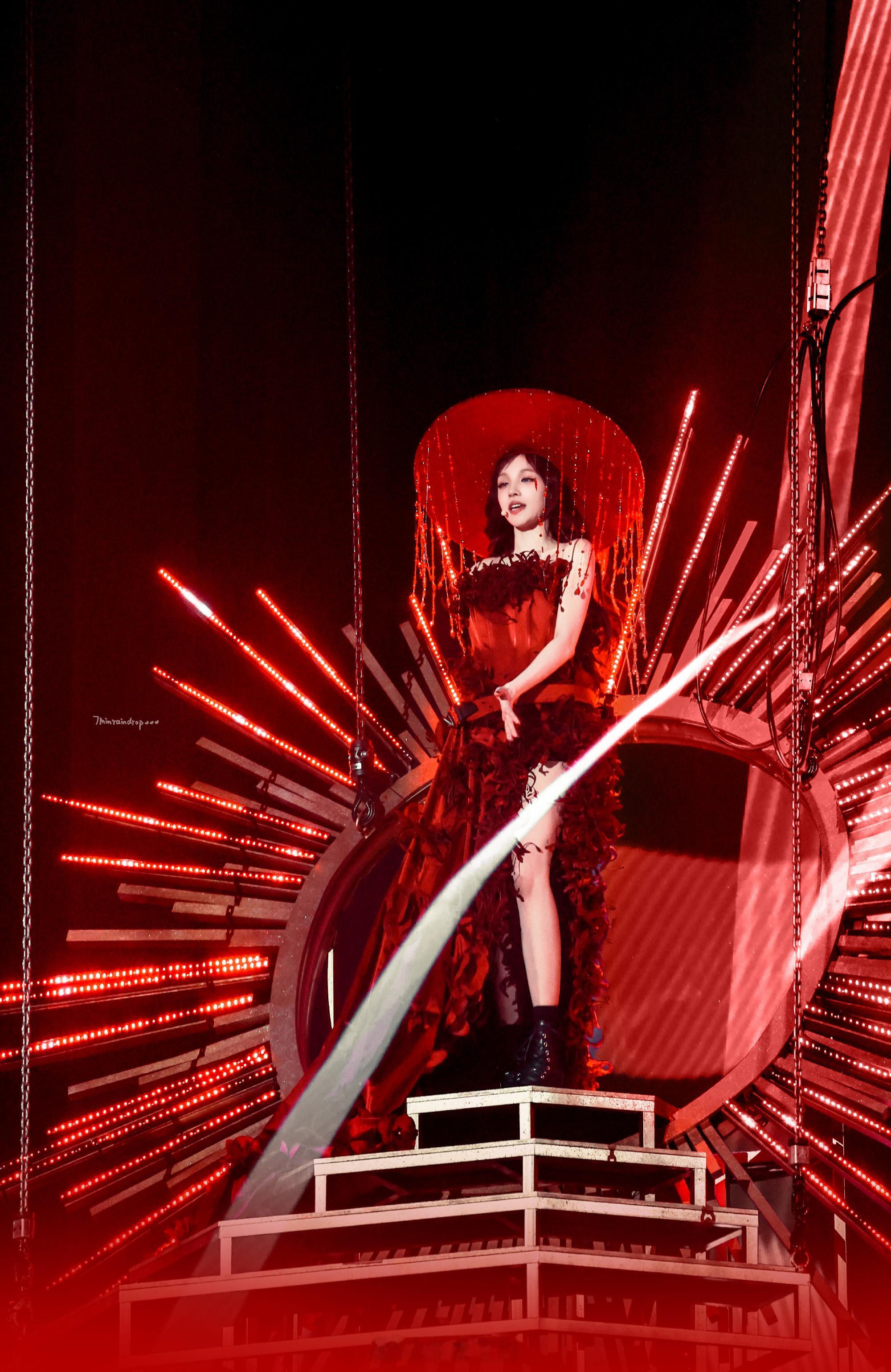宋雨琦吊台登场完全女王雨琦这次舞台的吊台设计真的很有想法，配合她强大的表现力，