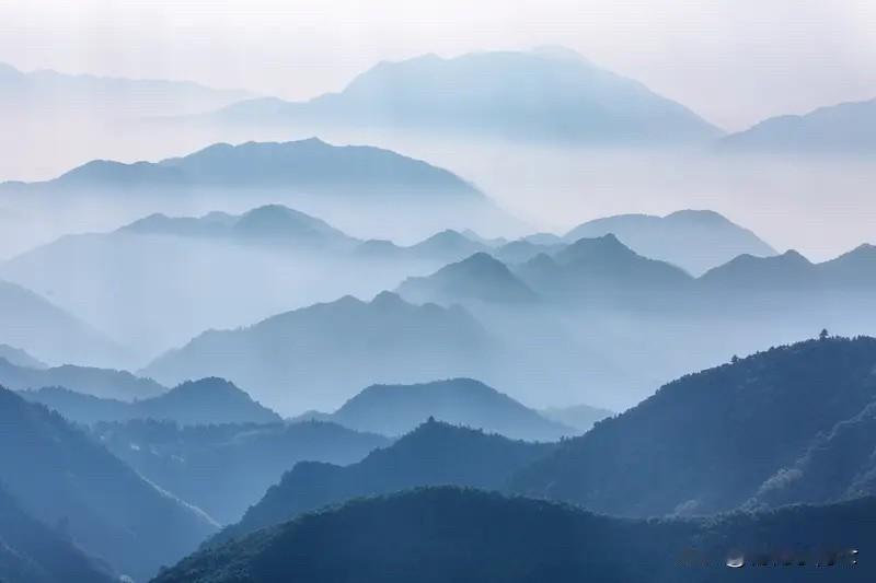 雾和云是由什么组成的？雾和云实际上都是由微小的水滴或冰晶组成的。当空气中的水蒸