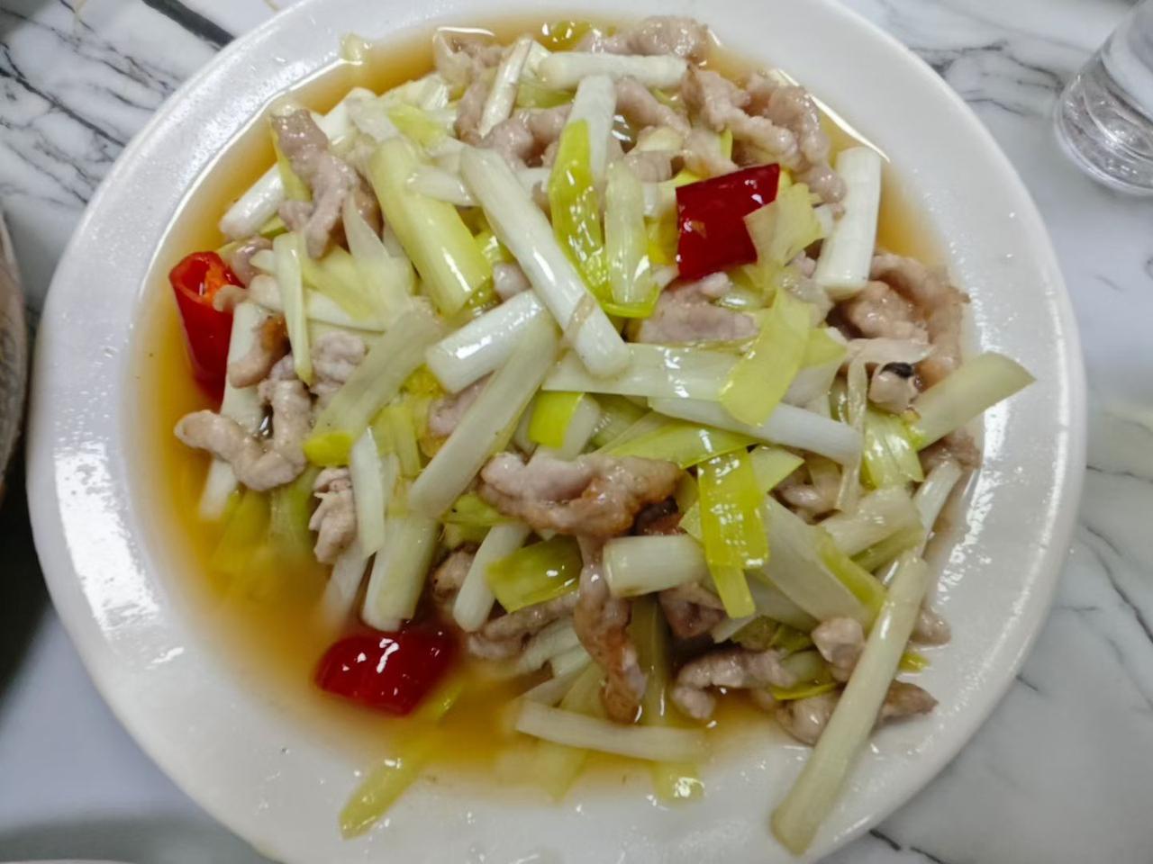 一个学服装设计的女同学，之前找了一位带她住过2600一晚的总统套房都男朋友，两个