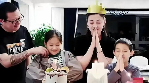 50岁梅婷生日照片曝光，老公花臂抢镜，二婚生活太甜啦！