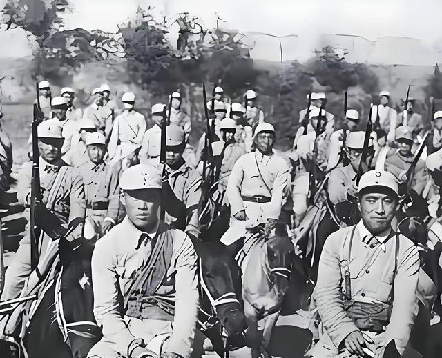 1942年华北平原，五百日军骑兵追杀三百八路骑兵，曾玉良不拼马刀，把十二挺机枪藏