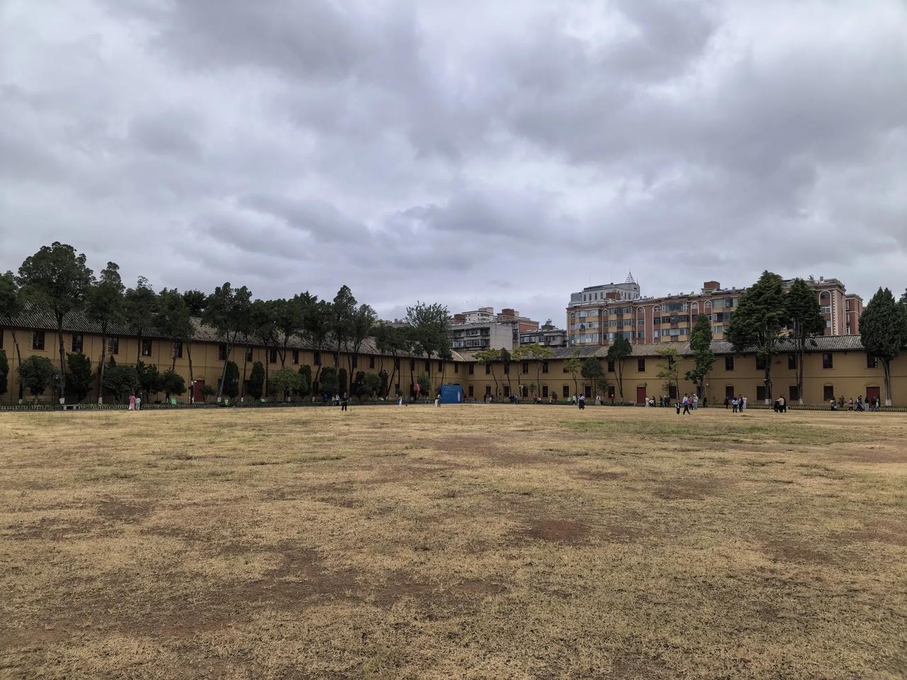 游云南昆明10月5日那天，我们一家三口，先是去了云南陆军讲武堂旧址参观游览，出