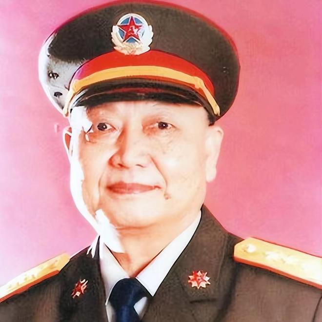 他于1933年出生于陕西宝鸡，1949年为躲避封建包办婚姻而离家参加革命，成为第