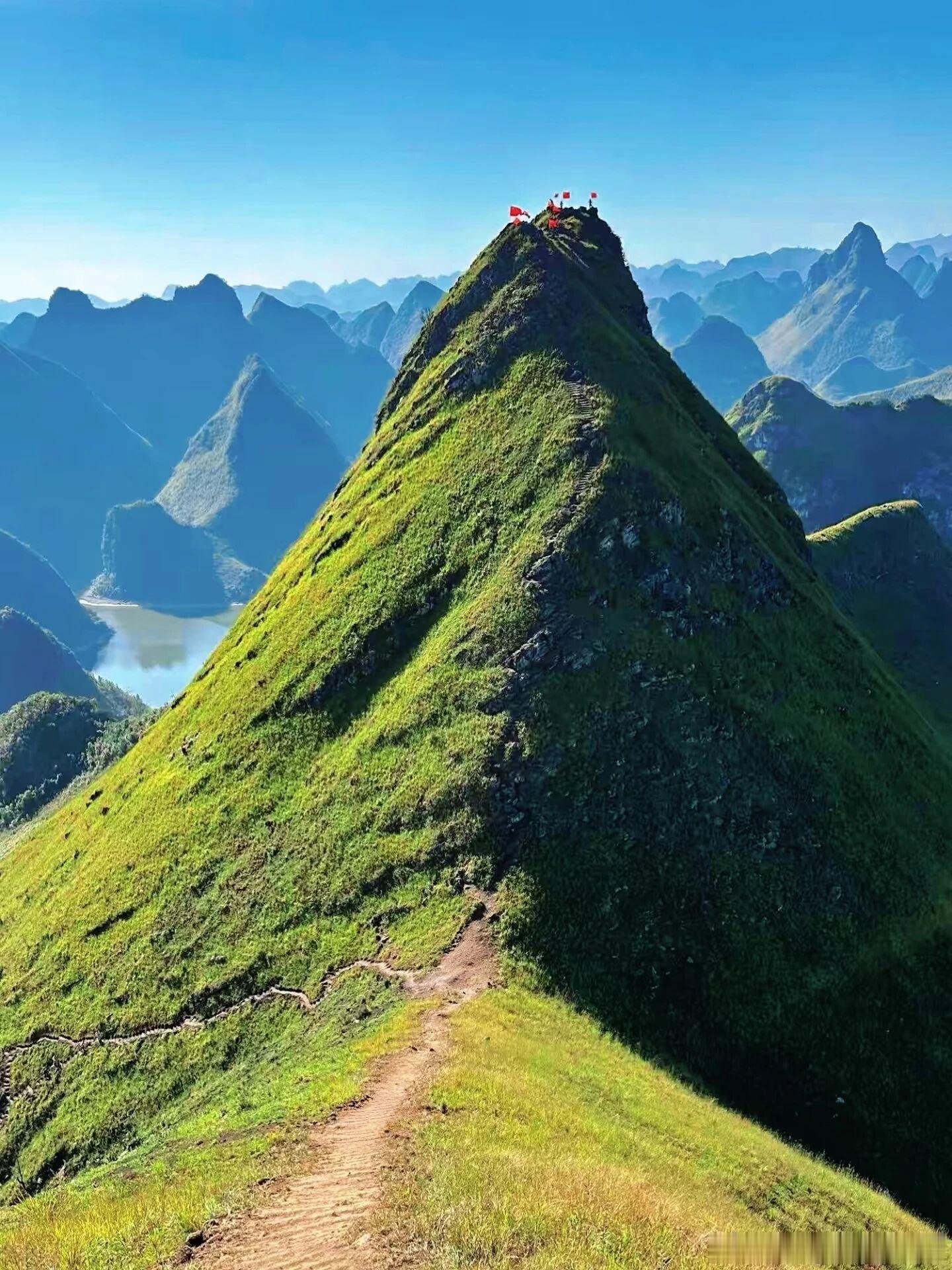 救命！在广西发现了神仙秘境——剑龙山！群峰如剑刃直刺天际，峰林叠翠还被碧水环