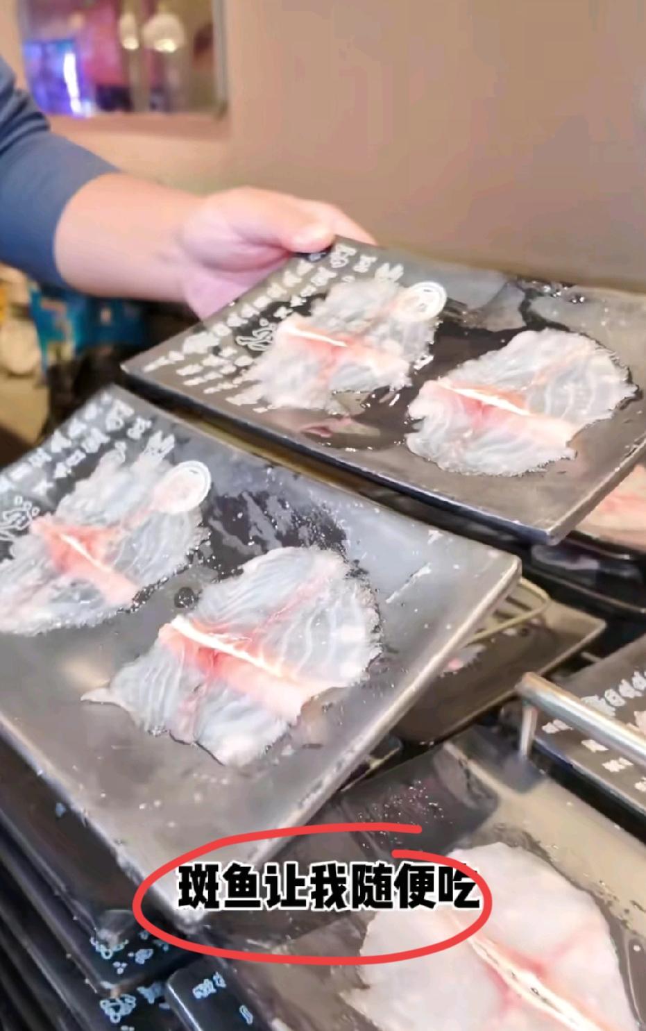 幸亏有监控，要不然真说不清楚了，四位男顾客晚上到店连吃八盘斑鱼，其中还送给邻桌一