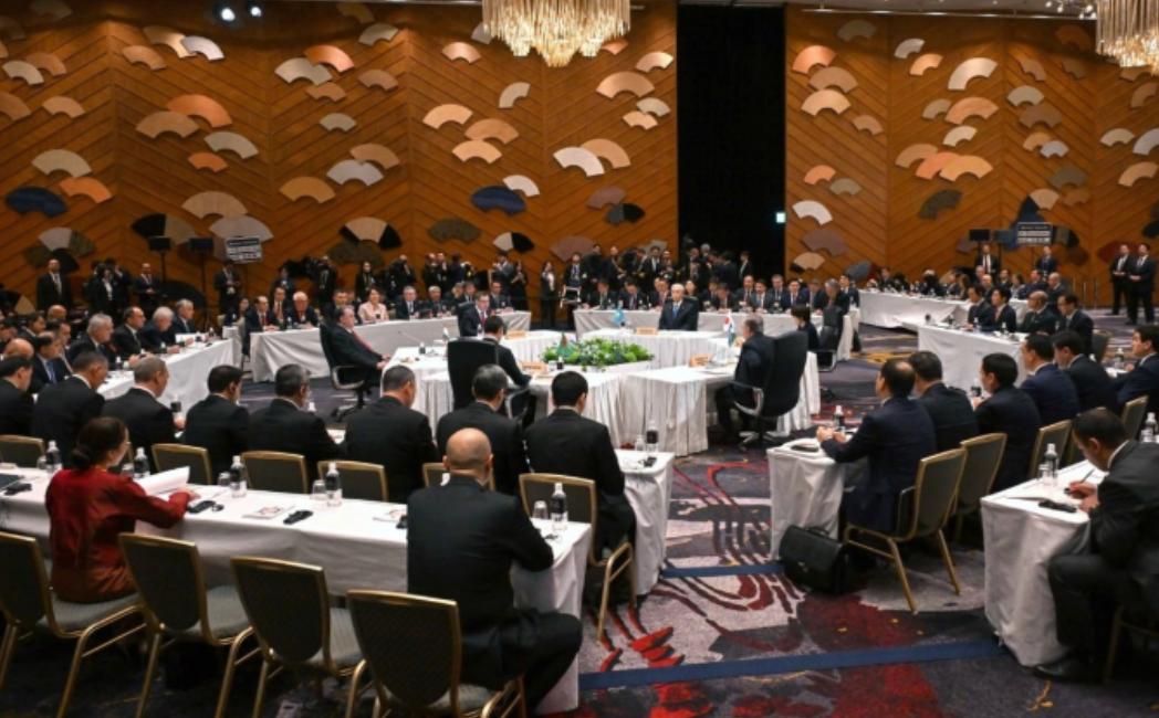 就在刚刚，12月20日下午，日本-中亚峰会结束，还签了个《东京宣言》，足足52条