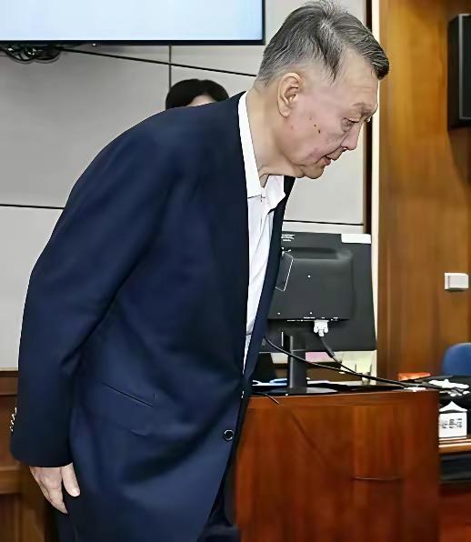 10月30日，看到了尹锡锐出现在法庭上，这时候，尹锡锐对法庭的态度是十分地强硬，