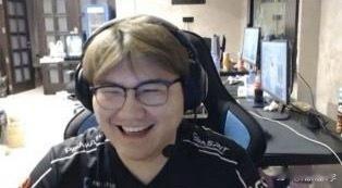 姜岸：我现在其实好多了，之前会睡不好，我最近可能出门走动比较多，比之前好多了，会