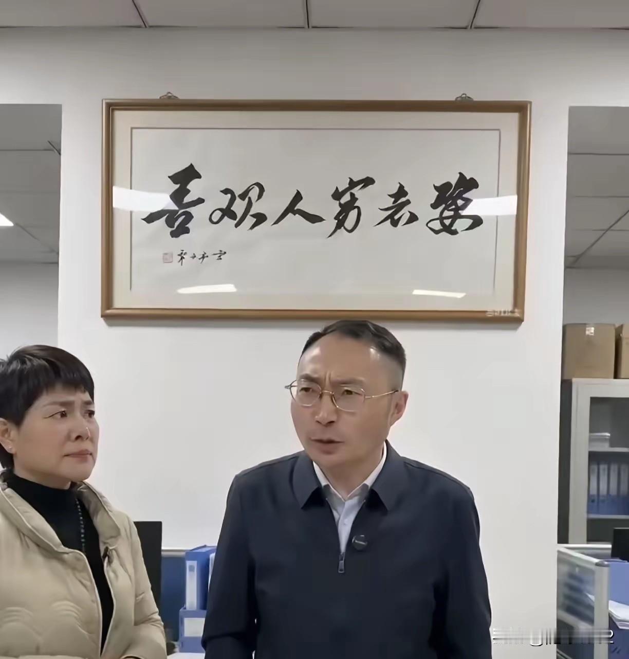 说，某日几位同学相邀，一块去给一位刚提拔新职务的老同学㊗️贺。刚进门，甲同学看到