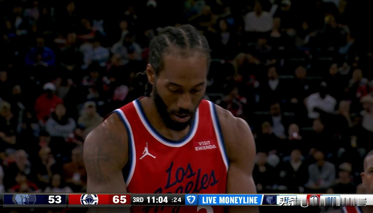 快船当家球星伦纳德又发脾气了！在今天快船主场以107：112输给灰熊的赛后采访中