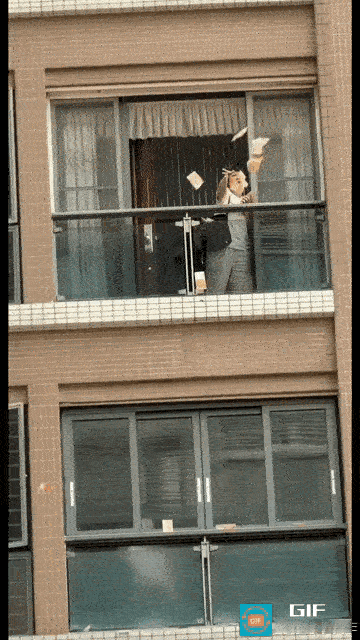 钱真能从天上掉下来？汕头星湖城这场港币雨，看得人又惊又揪心。4月14日上