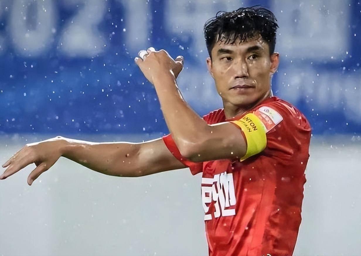 郑智终于迎来西海岸执教首场胜利！赛后他和昔日的国足助教陈涛深深的相拥一起！陈涛也