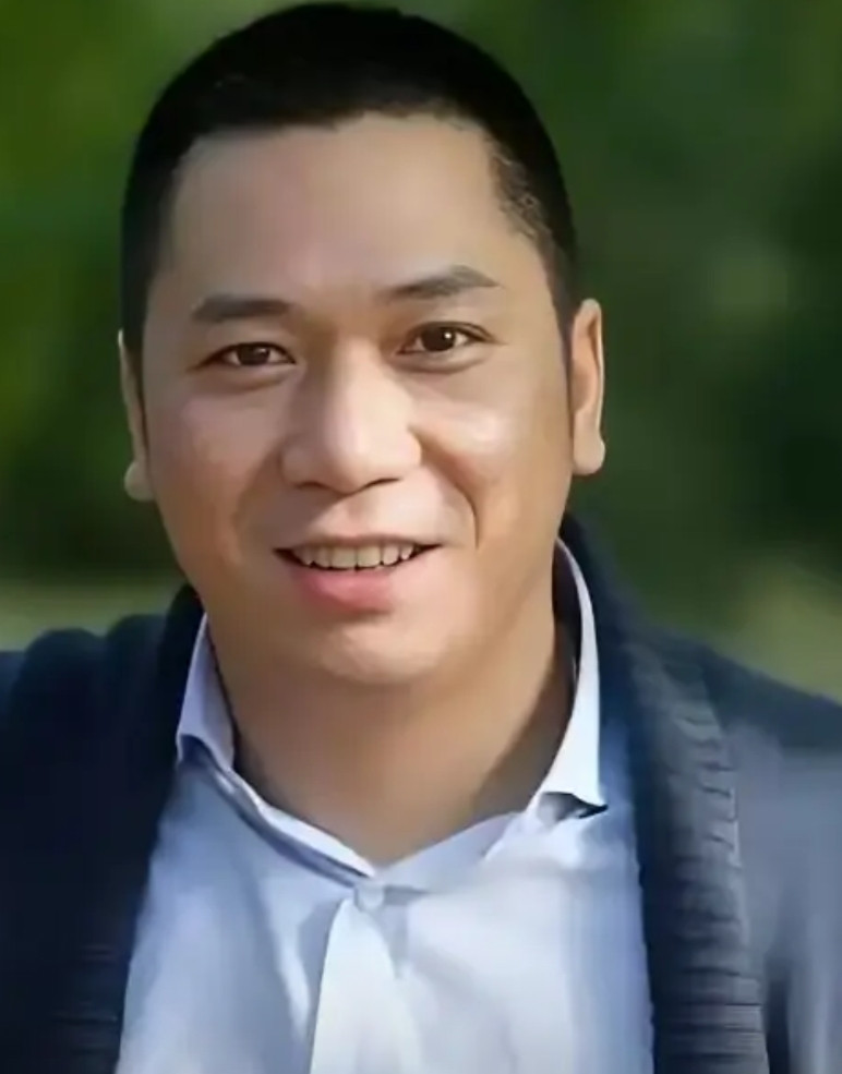 现在才知道明星为什么和黄有龙离婚，及时止损，是明星明智之举，明智的选择，可惜还是