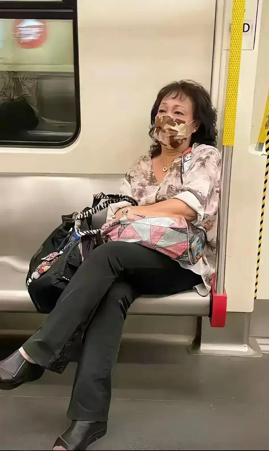 万万没想到，当年迷倒万千少男的女神，如今老成这样了，差点没认出来……不少香港明星