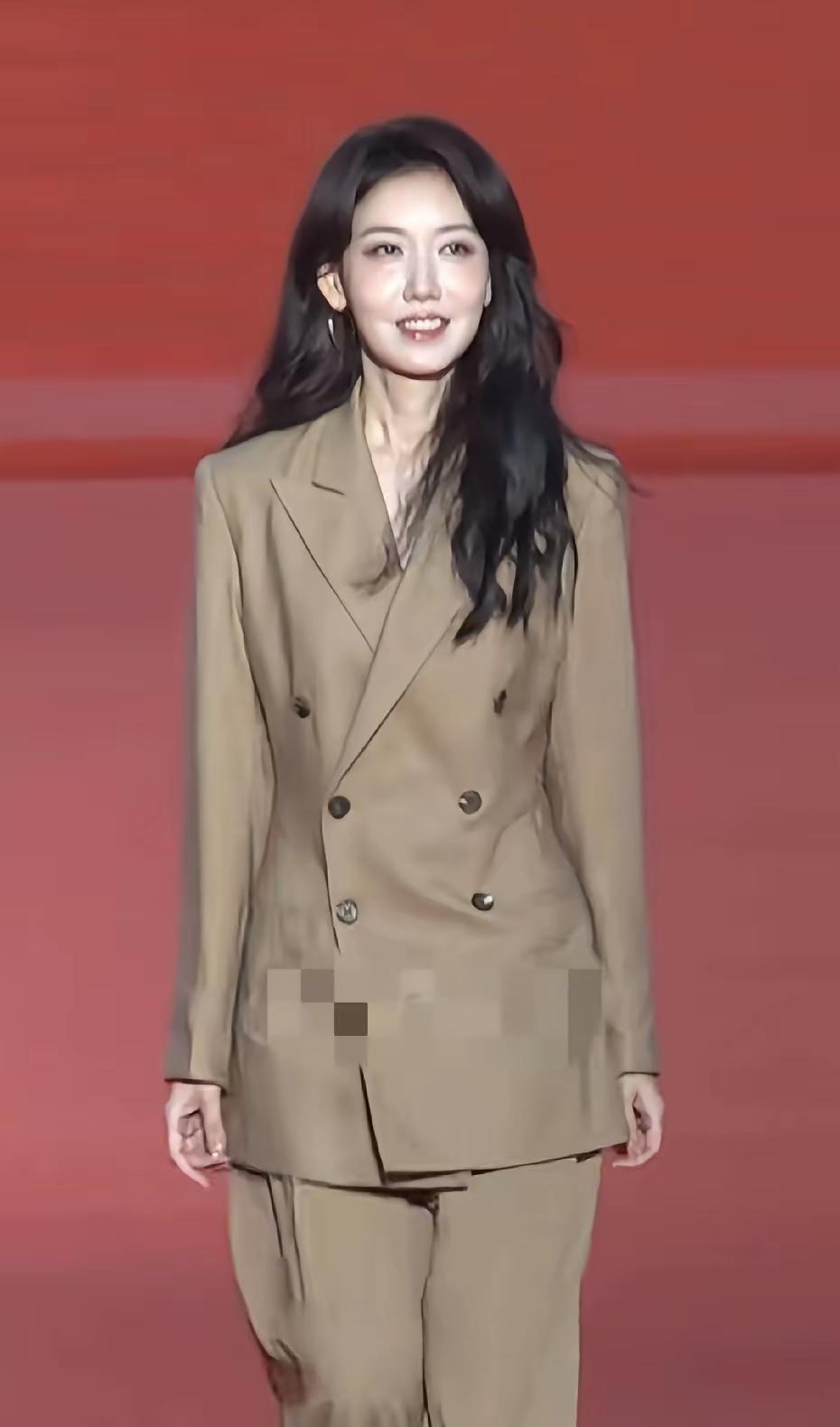 高露[抠鼻]这是打针了吧，但是打的不均匀，嘴角这块也要打，胶原蛋白流失的快[奸