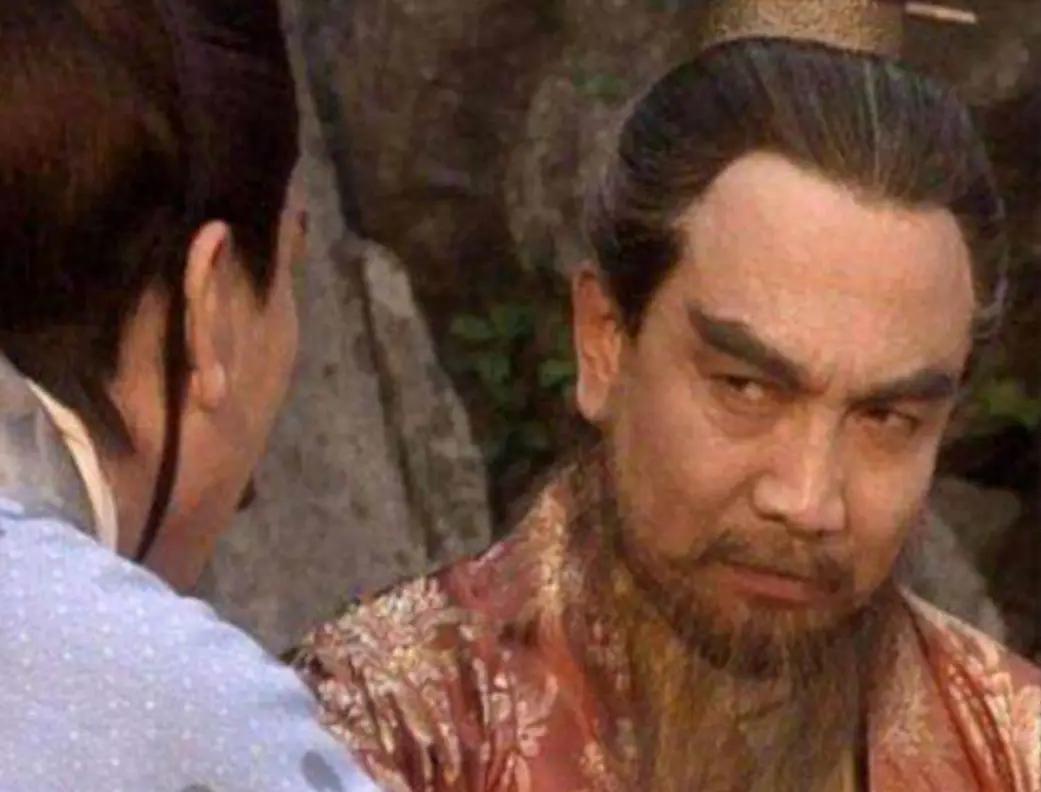 曹操杀了杨修，几天后看见其父杨彪，正好试探他，就明知故问：“你看上去气色不好，为