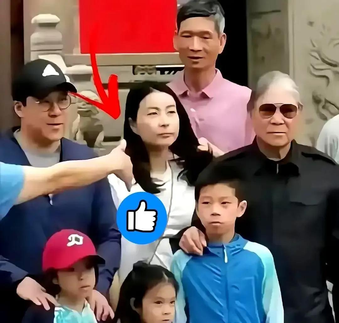 豪门媳妇把娃带去挤地铁霍启刚一句“晶晶把霍家拉回了地面”，刷屏。以前酒窖雪