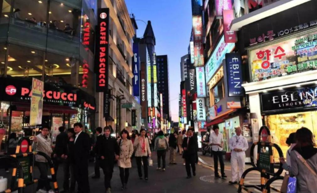 大家发现没，外国年轻人对中国文化的态度变了？外媒已经觉察到了！ 最先察觉不对