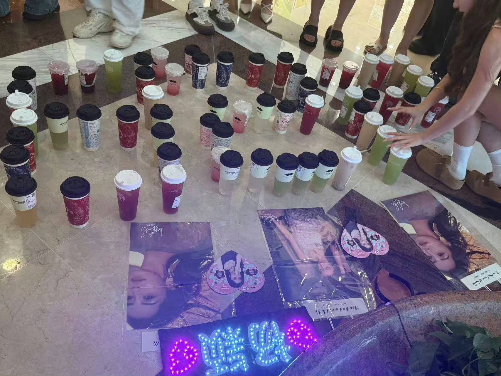 Angelababy活动给现场粉丝点了100杯奶茶很真诚的鼻姐期待今日活动