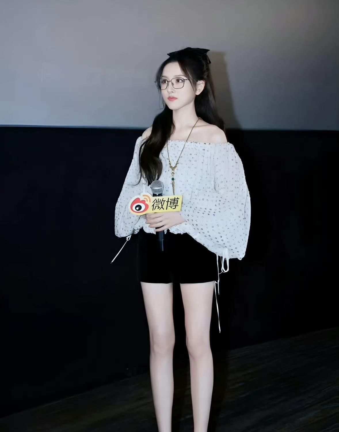#宋祖儿的腿#宋祖儿的腿也太夸张了吧！还是比较喜欢刘亦菲那种美女祖儿还是要多吃