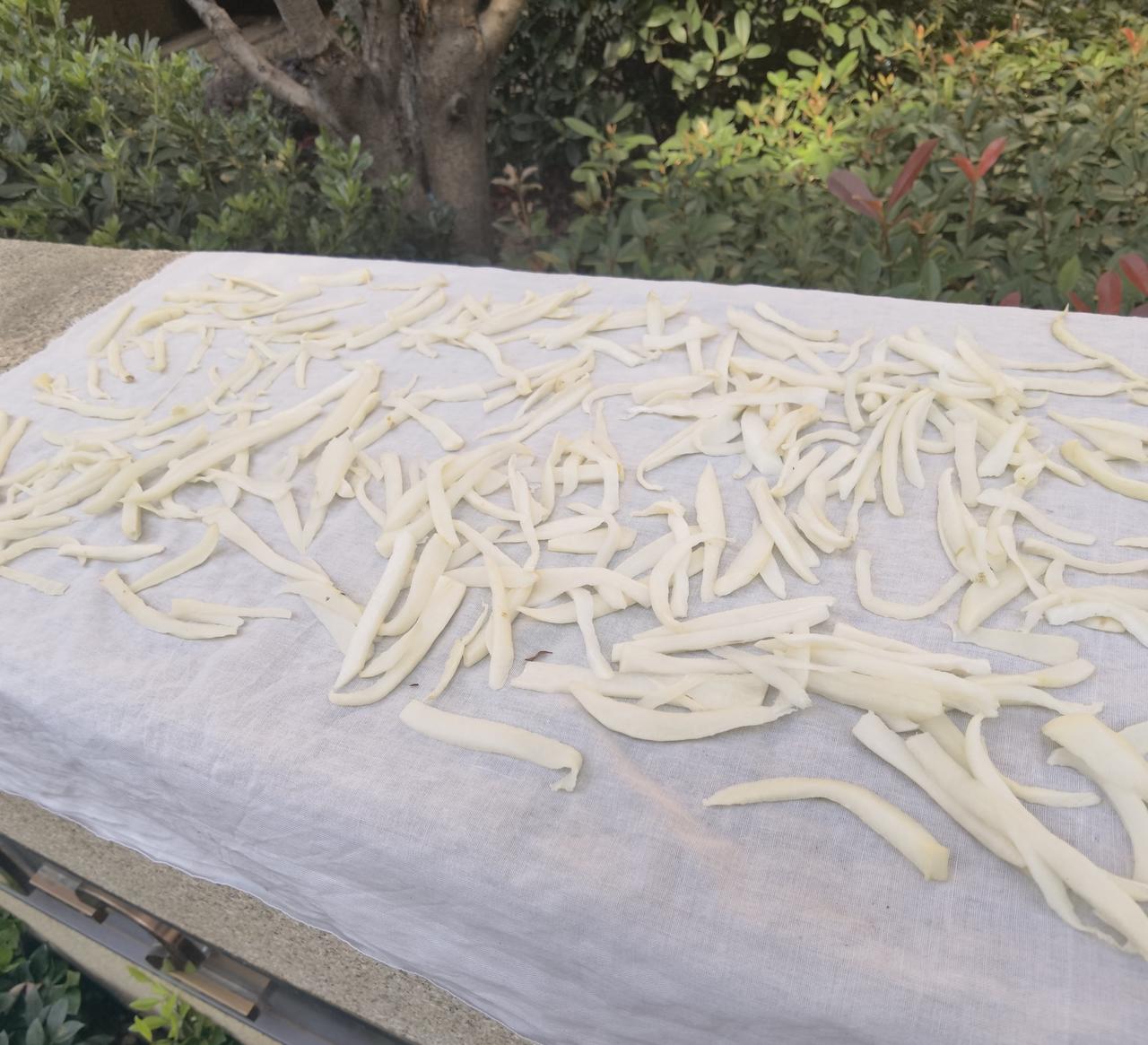 邻居把萝卜条放在小区室外露台晒，我纳闷他不怕脏吗？有多少人觉得可以这样晒？我觉得