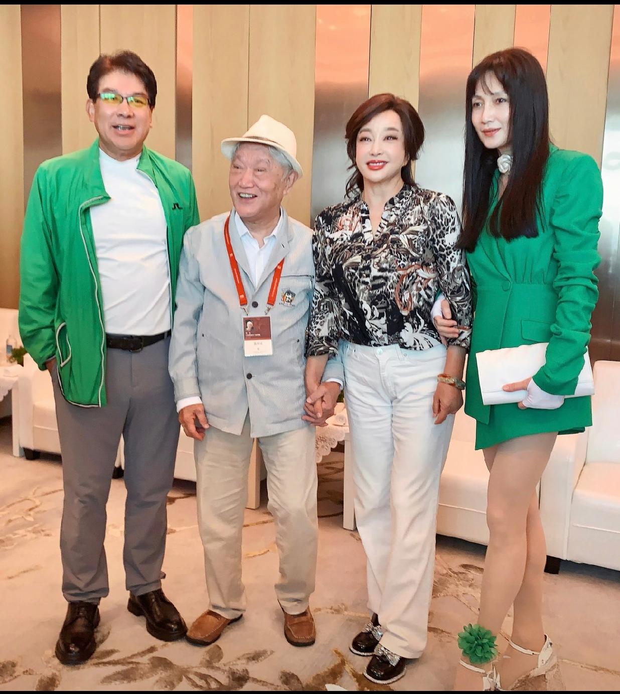 果然，姜还是老的辣。两位“杨贵妃”合影，70岁的刘晓庆完胜60岁的林芳兵。从林