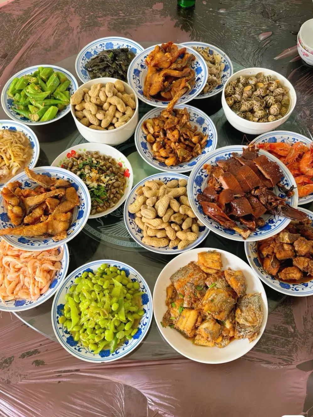 两盘花生是凑数的吗？见过吃饭上花生米的，没见过直接上花生的！