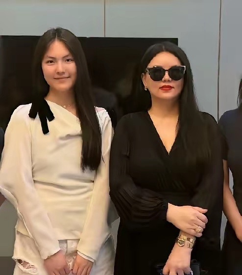 谁敢信李湘带王诗龄现身巴基斯坦芒果节，母女俩瘦得我差点没认出来！