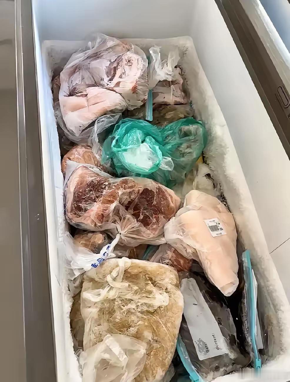 又是冰箱惹的祸！河南郑州，一55岁女子吃了一块冰箱里的冷冻肉，做梦也没想到竟然险