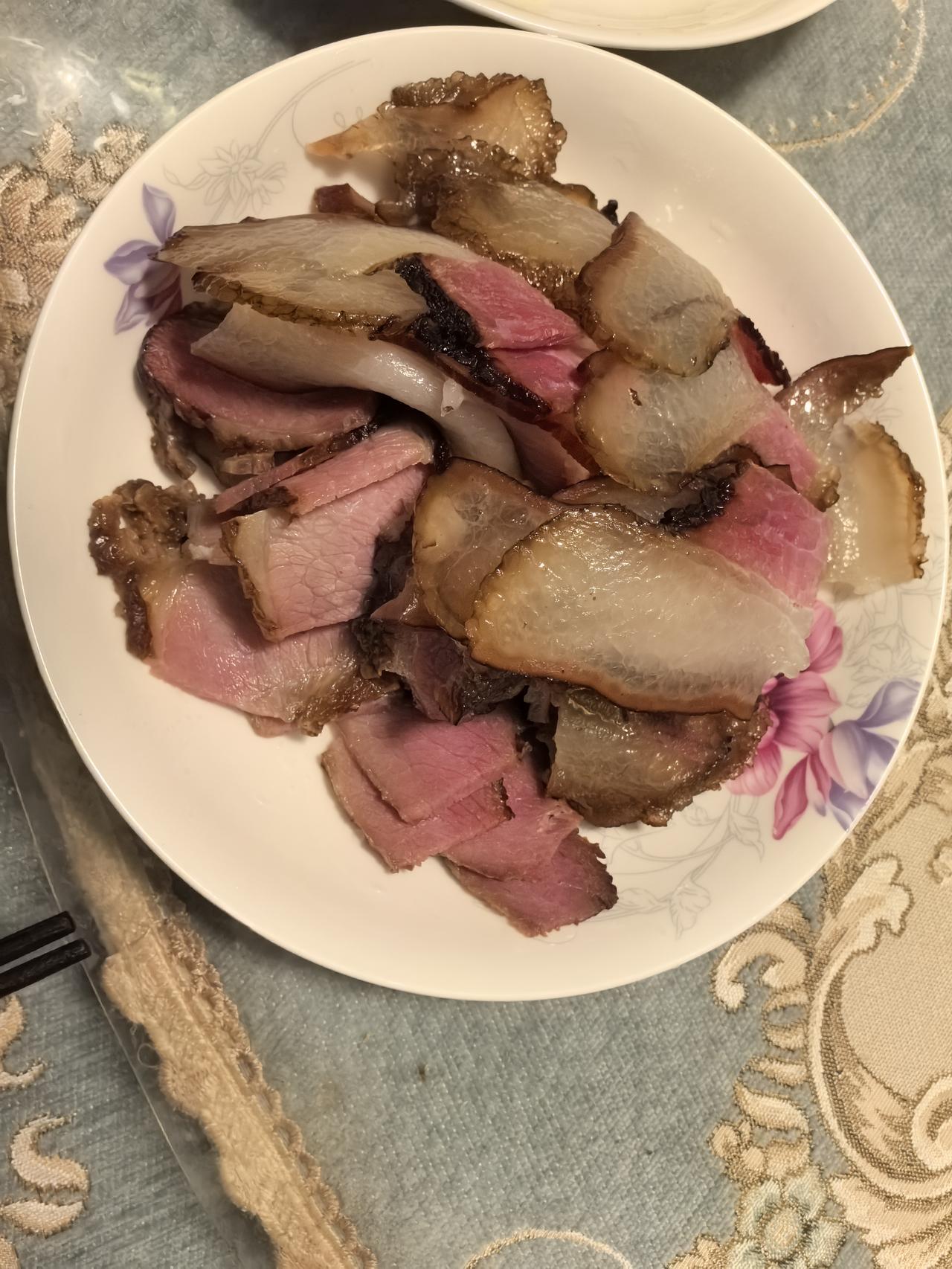 为了调理身体，已经近一年没有吃过川味腊肉了，前天在农家乐参加生日聚会，面对满桌子