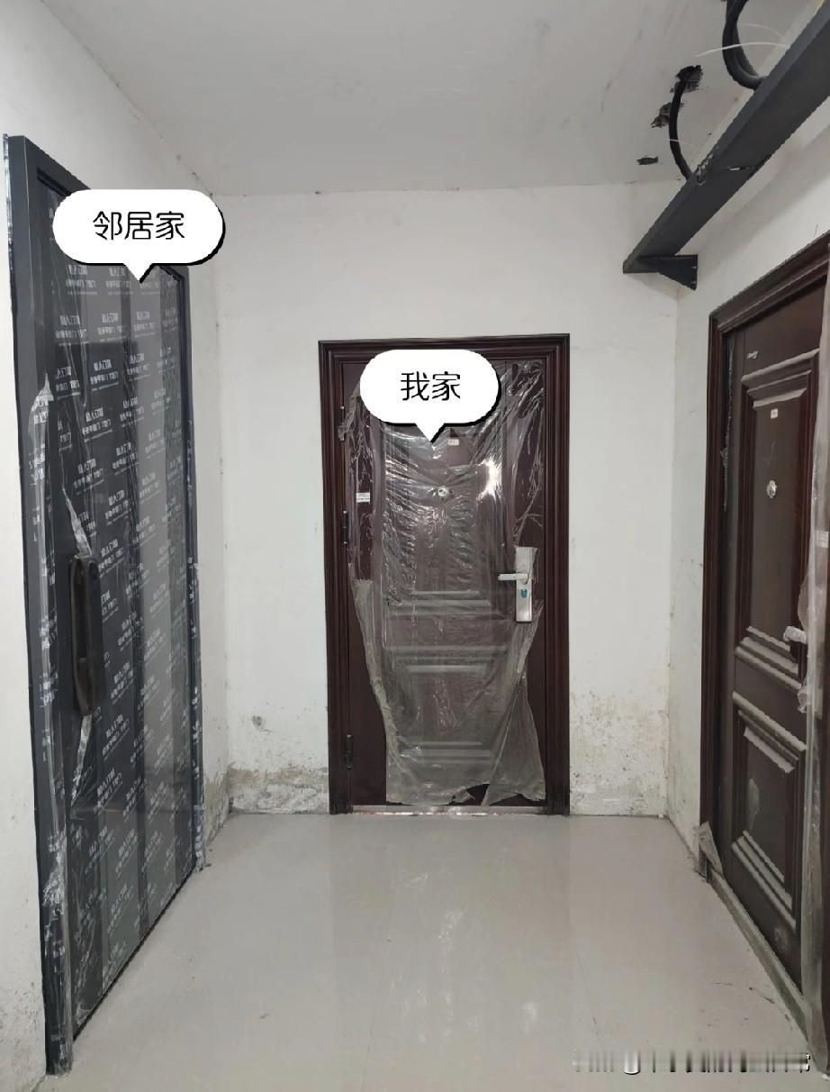 邻居私自改外开门还装监控门锁,快被逼疯!我家在走廊尽头,邻居不打招呼就把房