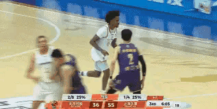 上海久事大外援洛夫顿真是一个暴脾气！在今天上海久事客场挑战北京控股的比赛中，当时