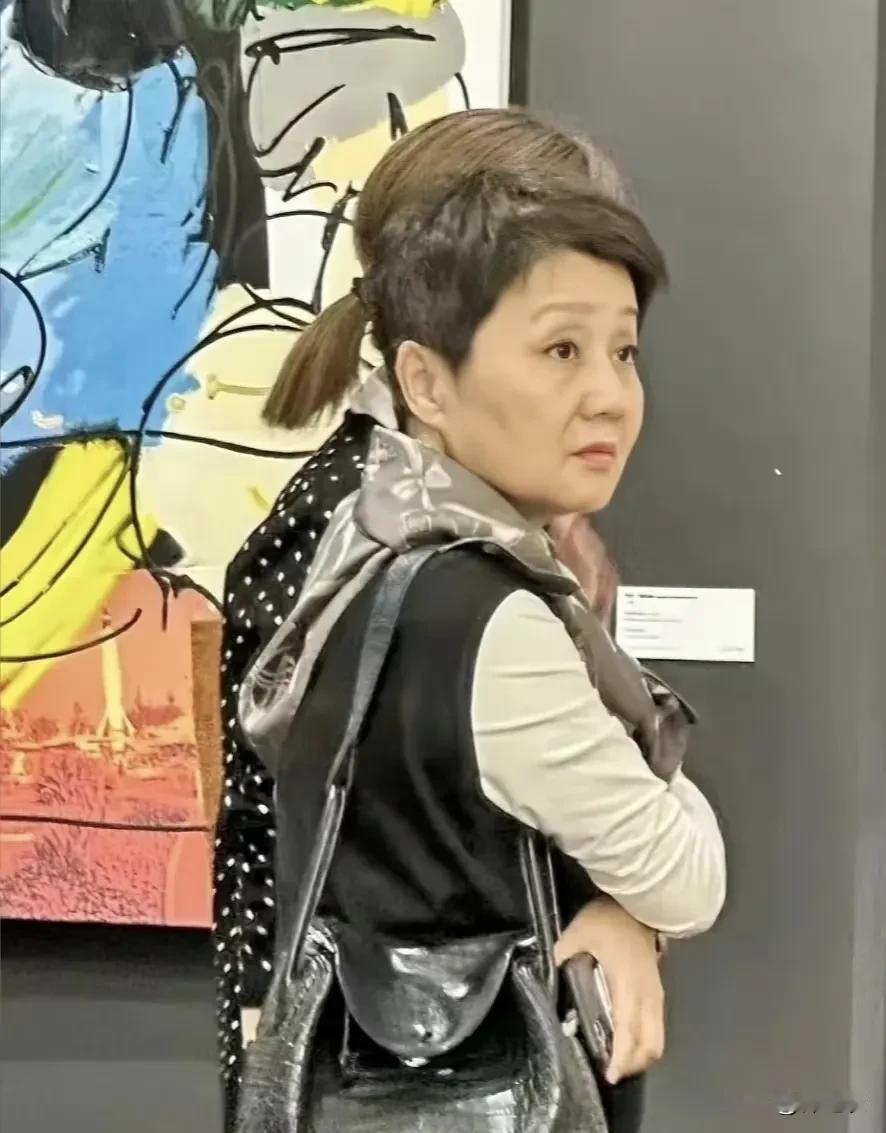 只有四太才会把爱马仕背成这个样子吧，要不是知道她有钱的话，我还以为这就是一个普通