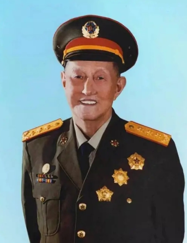 1986年洪学智上将访美，遭美军司令莱昂斯挑衅：“将军是哪个学校毕业的？”洪学智