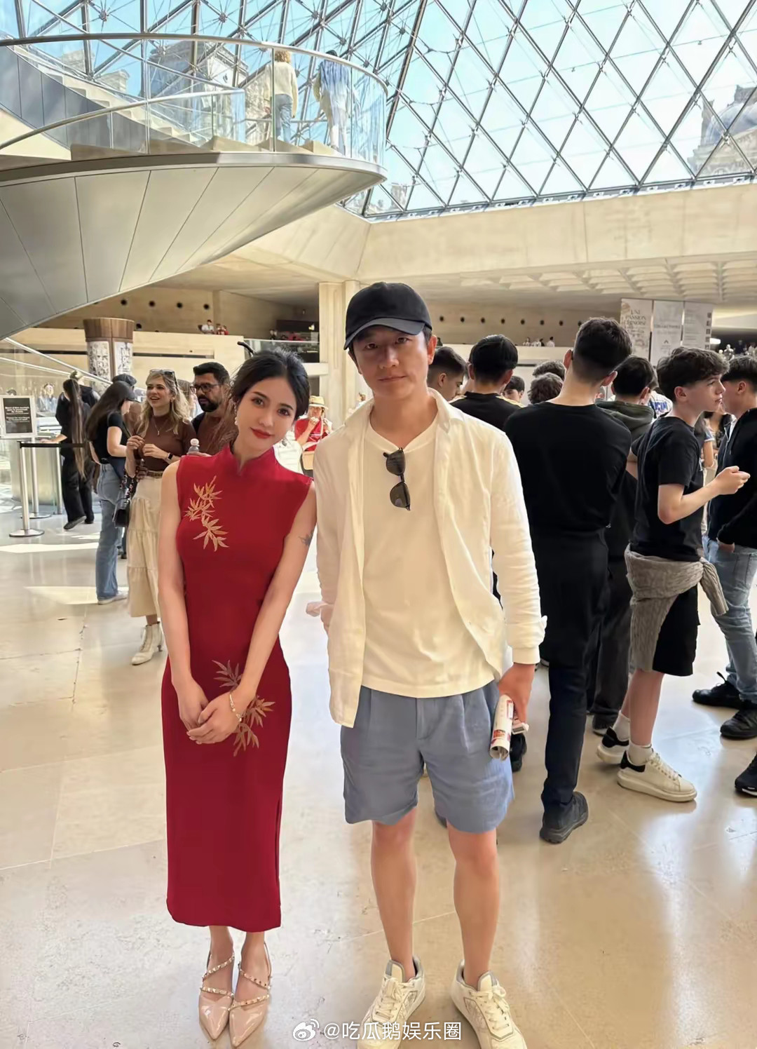 黄轩和女友到卢浮宫看展，衣服皱巴巴，脸色憔悴，状态不如路人！！！​​​