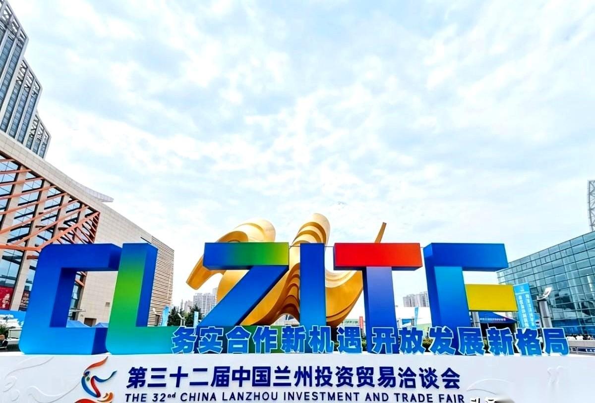 我滴乖乖，今年兰洽会是捅了人窝子了？照片刷都刷不完，乌泱泱全是人，那家伙，跟不