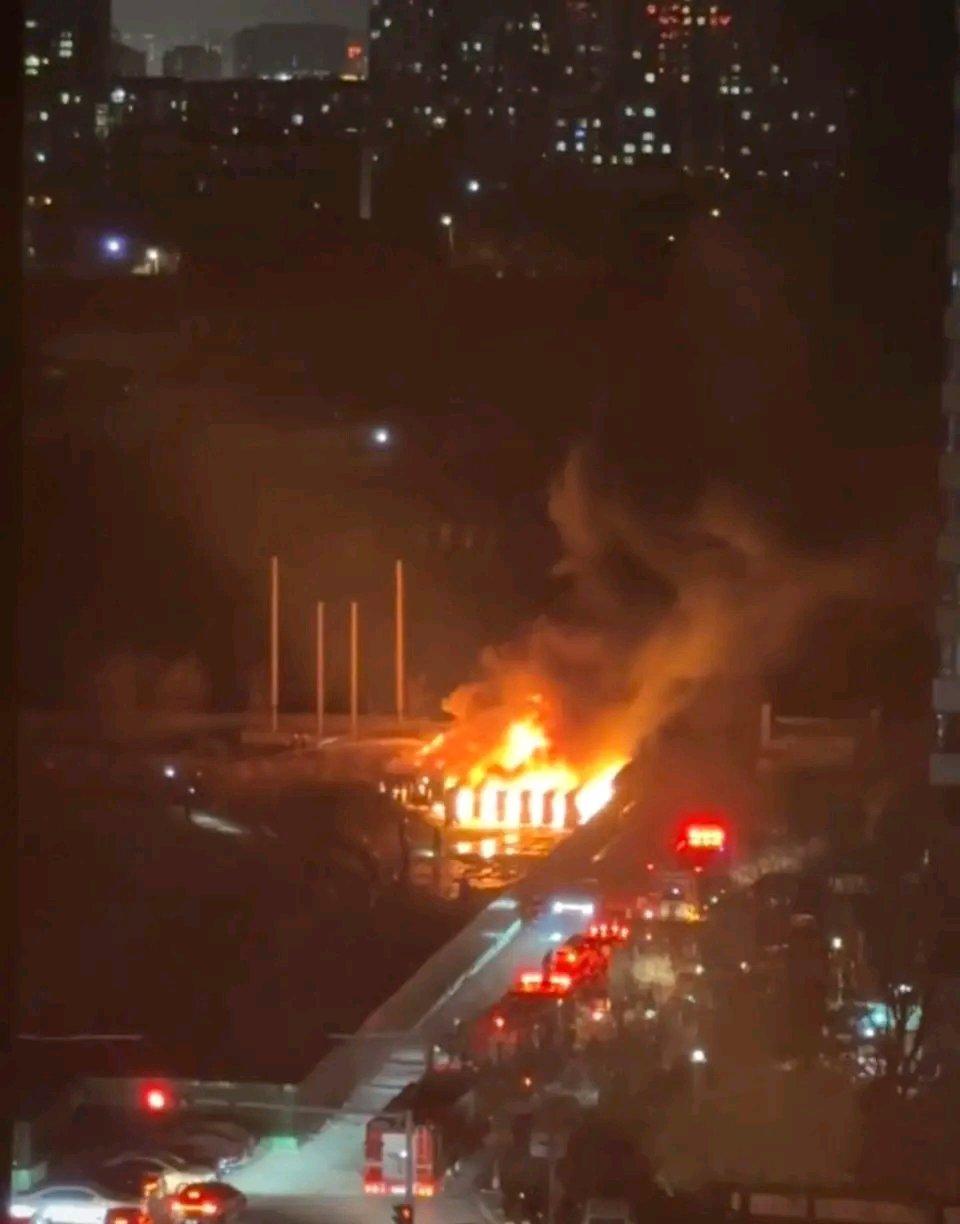 1月5日晚上太原出大事啦！长风东街一小区西面围挡外，有人燃放烟花把事儿闹大了。三