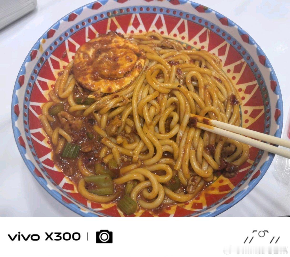 #vivo##vivo超话#满满一碗香辣拌米粉，粗米粉吸饱浓郁酱汁，配上煎蛋和配菜，嗦起来太过瘾，热