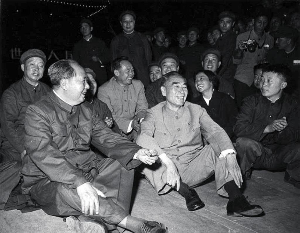 看了这张照片，内心一定会起一些波澜。这个动人瞬间发生在1966年国庆节的晚上，两