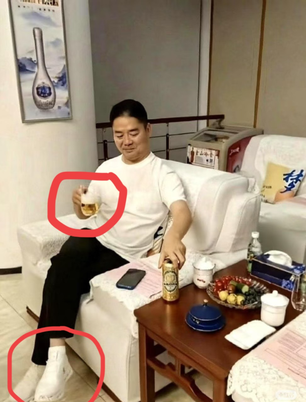 瞧，还是那双鞋！还是那啤酒色！看来刘强东确实重情义，还真的是海量啊！平时和兄
