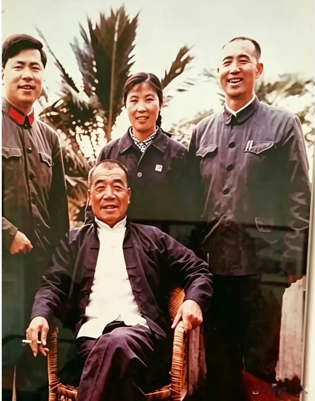 1980年，时任国务院副总理的陈永贵与警卫员张银昌、大寨铁姑娘郭凤莲、秘书焦焕成