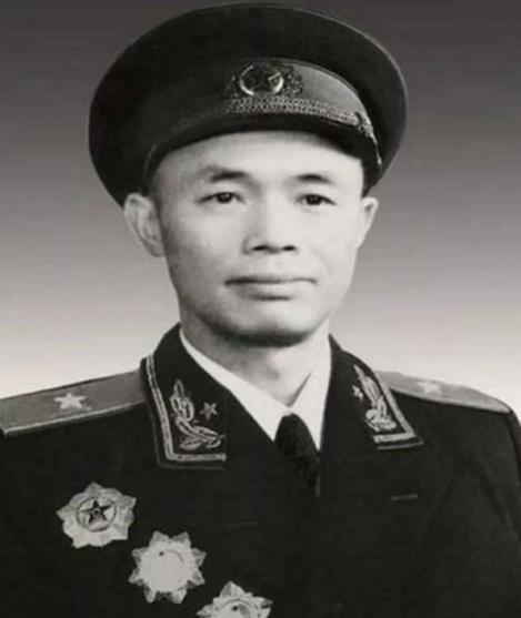 1984年，开国少将钟伟病倒在病床，儿子钟戈挥守在旁边，问出了这个带兵人常琢磨的