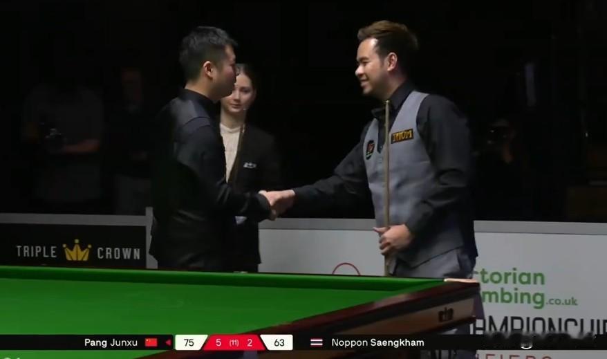 庞俊旭上演巅峰之作！完胜桑坎姆闯进正赛。2025斯诺克英锦赛资格赛决胜轮，庞俊