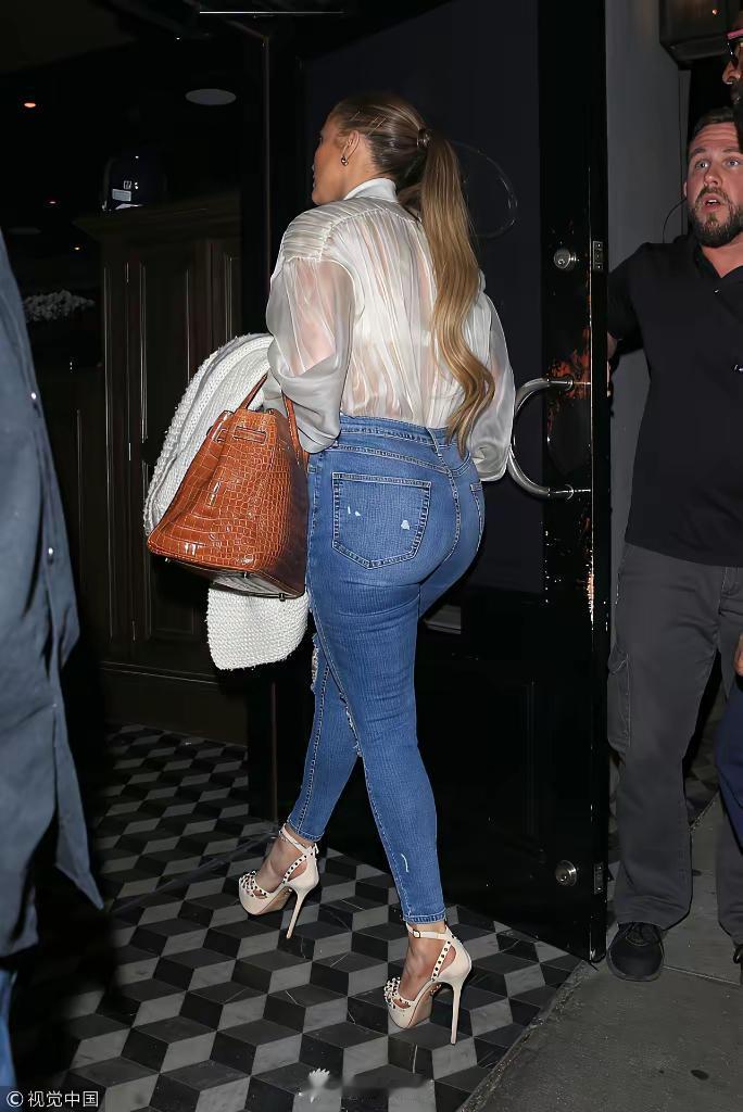 高跟鞋事件近日湖南一女子，穿着高跟鞋，到餐馆吃6元/碗的面，结果自己穿高跟鞋