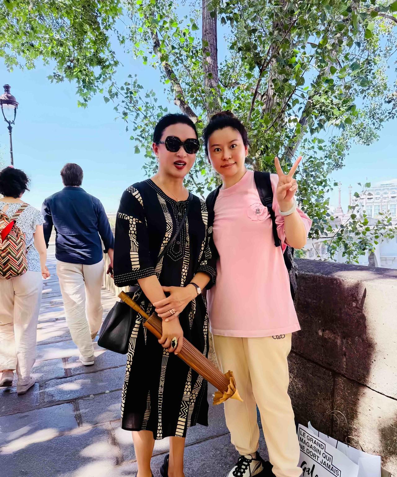 5月30日，有华人网友在巴黎街头偶遇金星，并与她合影留念。金星与老公汉斯已经定