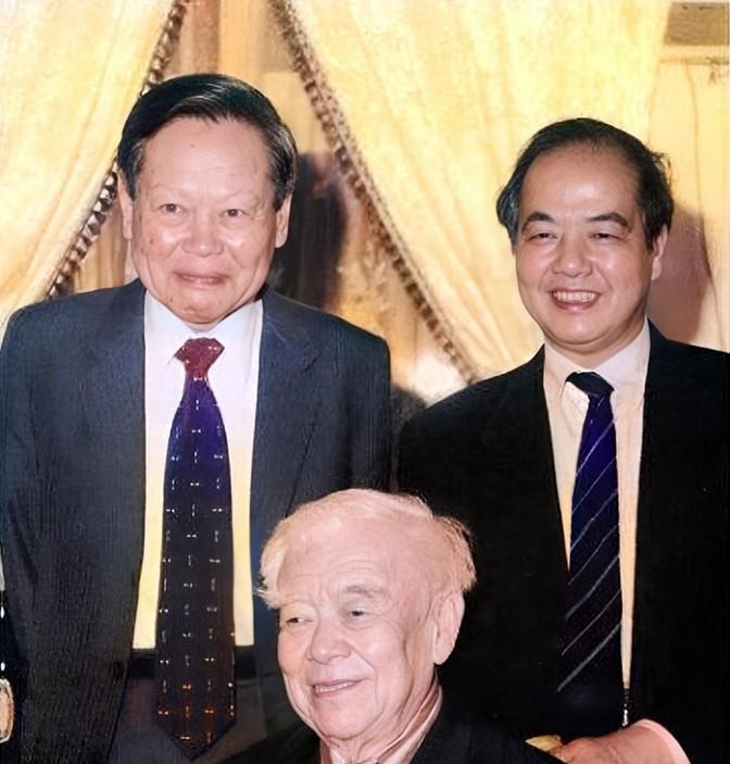 1997年5月，大物理学家杨振宁与李政道恭恭敬敬地侍立在一位老人身后。这位老人脸