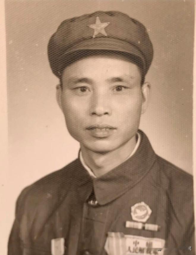 1951年，志愿军战士余新发用刚缴获的重机枪扫射敌人，结果一个人都没有打中，他面